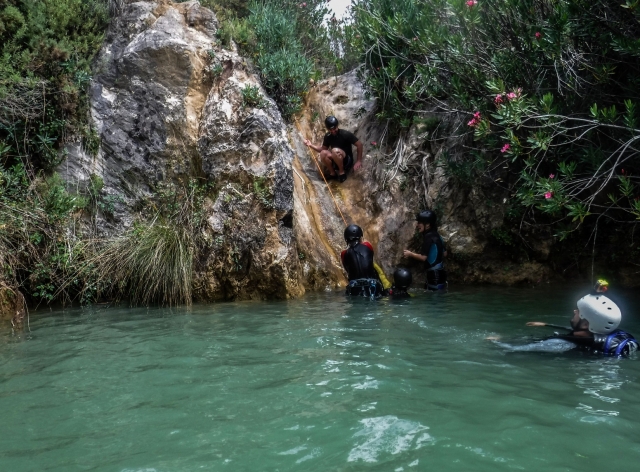 Esperando que el grupo llegue hasta el agua